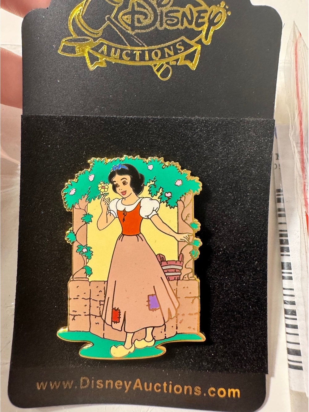 2004 Disney Auctions LE 250 Snow White At The Wishing Well Pin LE 250